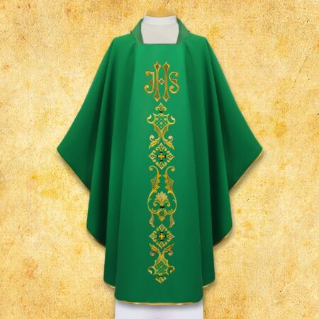 Casulla litúrgica verde bordada con el síVirgen Maríaolo IHS