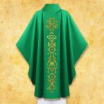 Casulla litúrgica verde bordada con el síVirgen Maríaolo IHS