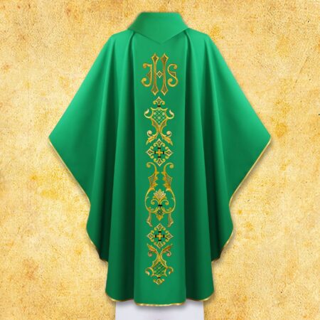 Casulla litúrgica verde bordada con el síVirgen Maríaolo IHS
