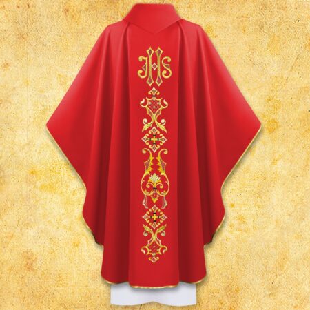 Casulla litúrgica bordada roja con el síVirgen Maríaolo IHS