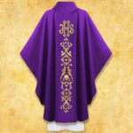 Casulla litúrgica bordada en color púrpura con el síVirgen Maríaolo IHS