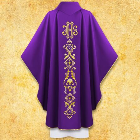 Casulla litúrgica bordada en color púrpura con el síVirgen Maríaolo IHS