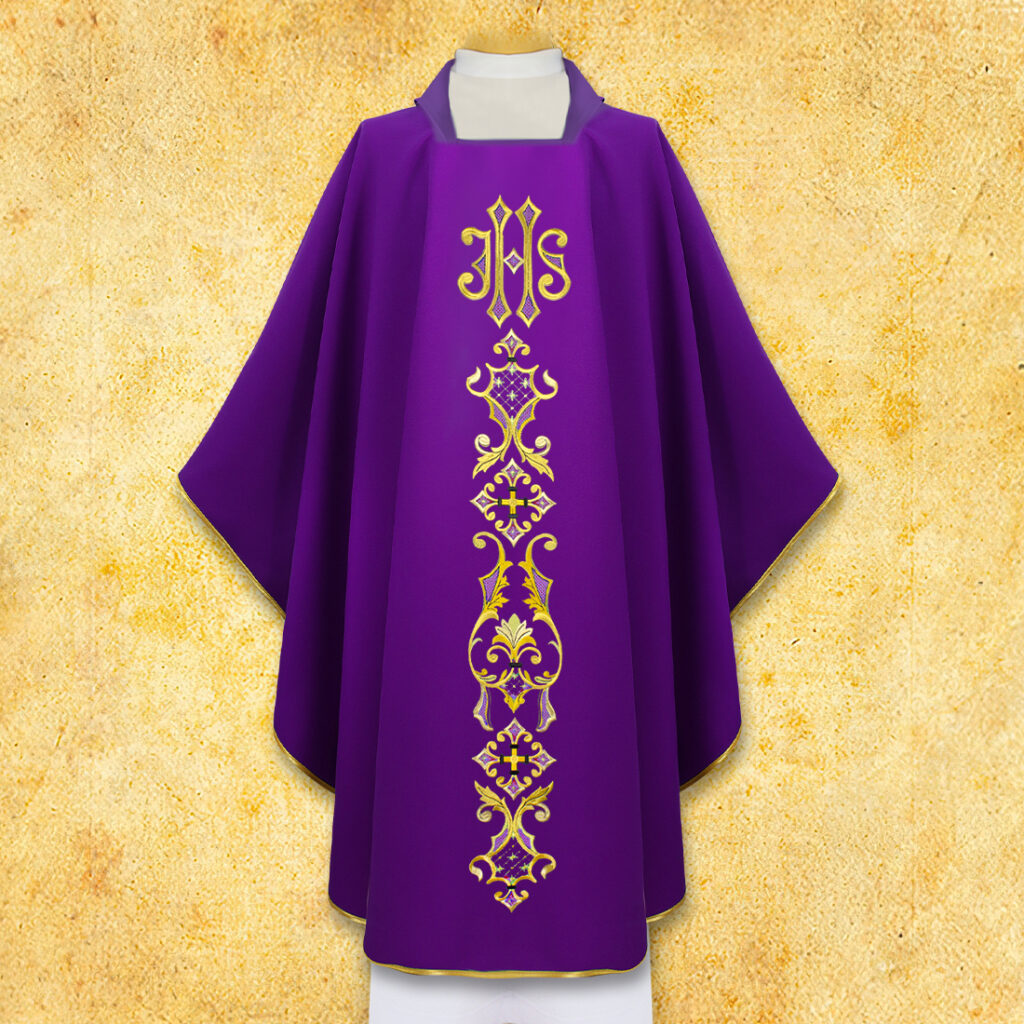 Casulla litúrgica bordada en color púrpura con el síVirgen Maríaolo IHS
