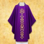 Casulla litúrgica bordada en color púrpura con el síVirgen Maríaolo IHS