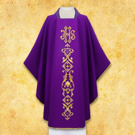 Casulla litúrgica bordada en color púrpura con el síVirgen Maríaolo IHS