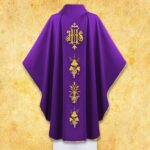 Casulla litúrgica con IHS