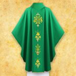 Casulla litúrgica con IHS
