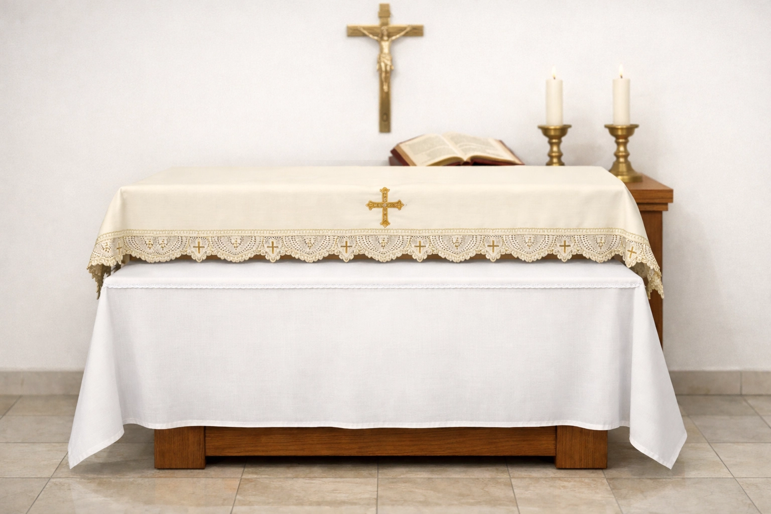 MANTEL, MANTA Y COBERTOR DE ALTAR – DIFERENCIAS Y USO EN LA LITURGIA