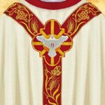 Casulla litúrgica ecru con bordado del Espíritu Santo