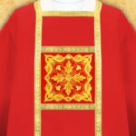 Dalmática litúrgica roja bordada