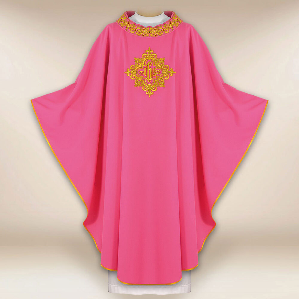 Casulla bordada con IHS rosa