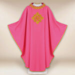 Casulla bordada con IHS rosa