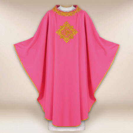 Casulla bordada con IHS rosa