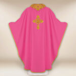 Casulla bordada con IHS rosa