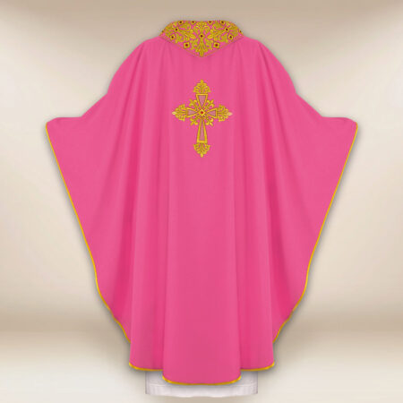 Casulla bordada con IHS rosa