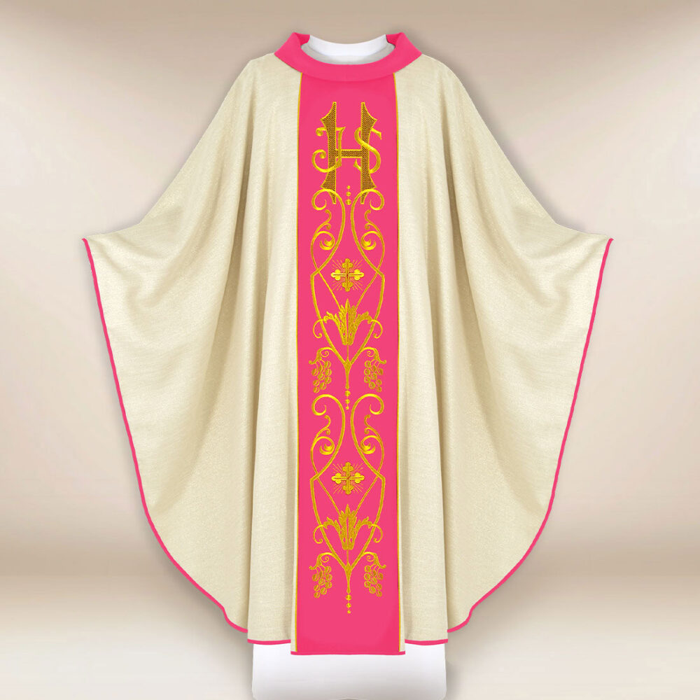 Casulla con pasamanería bordada en rosa