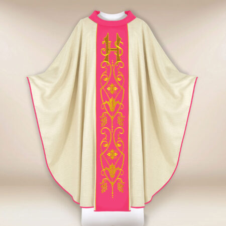 Casulla con pasamanería bordada en rosa