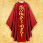 Casulla roja con pasamanería bordada