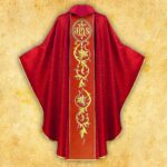 Casulla roja con pasamanería bordada