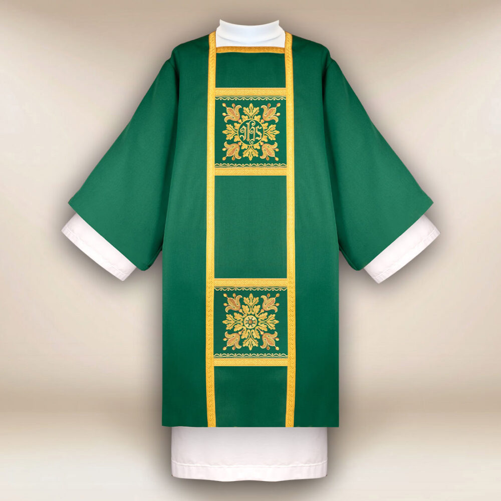 Dalmática bordada verde con cruces