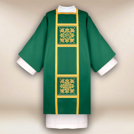 Dalmática bordada verde con cruces