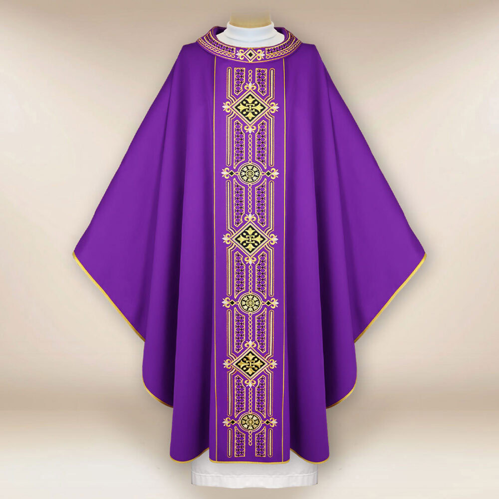 Casulla litúrgica morada bordada