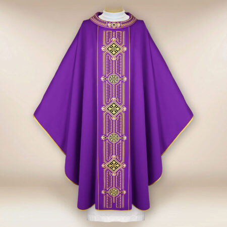 Casulla litúrgica morada bordada