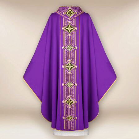 Casulla litúrgica morada bordada