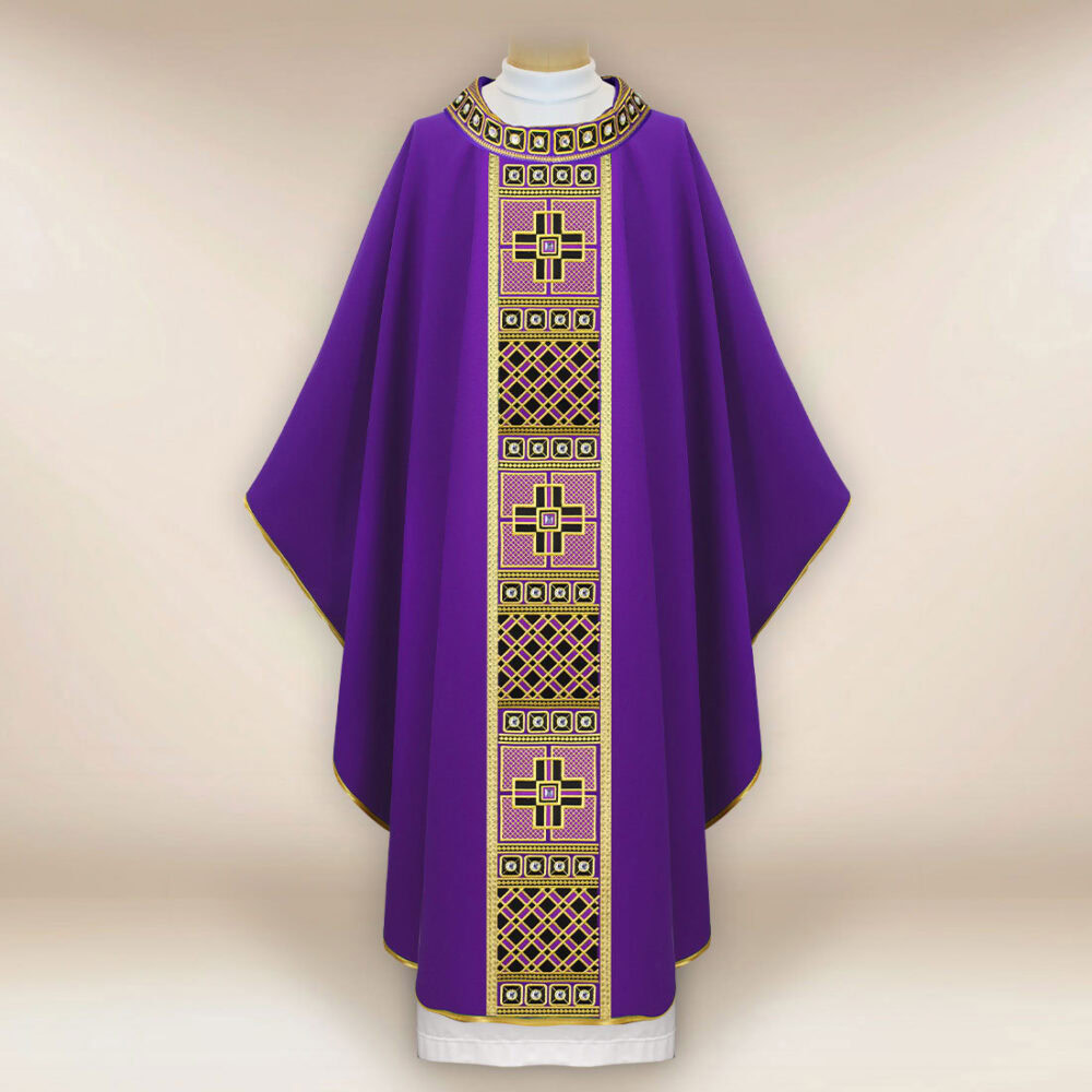 Casulla litúrgica morada bordada