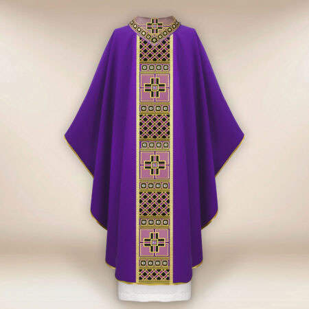 Casulla litúrgica morada bordada