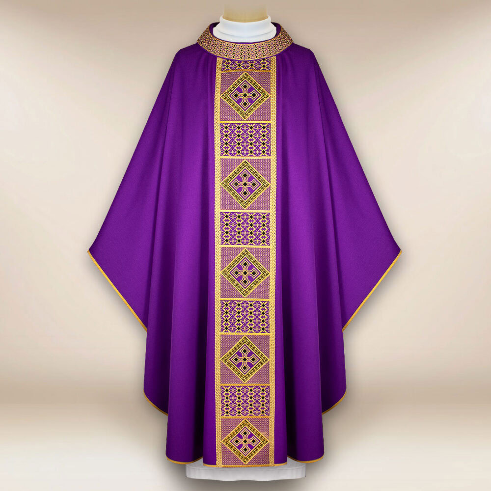 Casulla litúrgica morada bordada