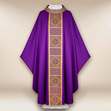 Casulla litúrgica morada bordada