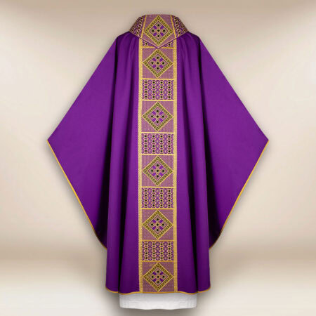Casulla litúrgica morada bordada