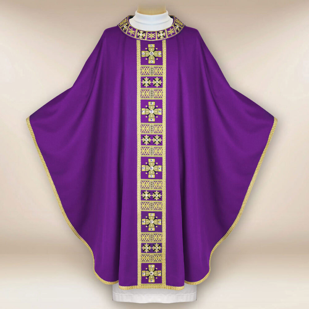Casulla litúrgica morada bordada