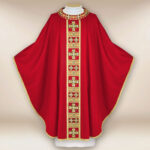 Casulla litúrgica roja bordada