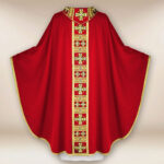 Casulla litúrgica roja bordada