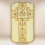 Casulla bordada romana con IHS