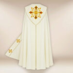 Capa pluvial bordada elegante con cruces bordadas