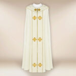 Capa pluvial bordada elegante con cruces bordadas