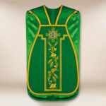 Casulla bordada romana IHS verde