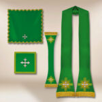 Casulla bordada romana IHS verde
