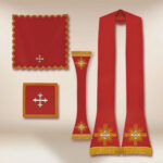 Casulla bordada romana IHS roja