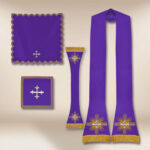 Casulla bordada romana IHS morada