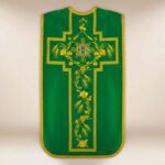 Casulla bordada romana IHS verde