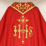 Casulla bordada IHS roja