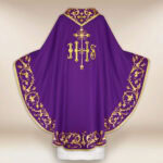 Casulla bordada IHS morada