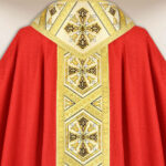 Casulla bordada roja con cruces