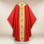 Casulla bordada roja con cruces