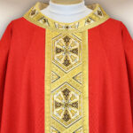 Casulla bordada roja con cruces