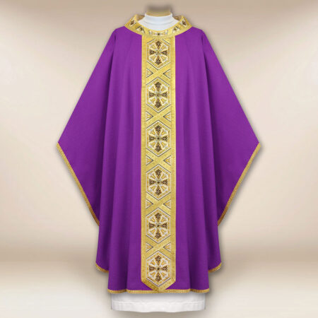 Casulla bordada morada con cruces
